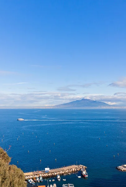 Golfo de Nápoles e Monte Vesúvio. Vista da cidade de Sorrento, Ital — Fotografia de Stock