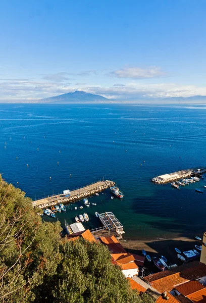 Sorrento città, Golfo di Napoli e Vesuvio, Italia — Foto Stock