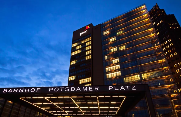 Abendlicher Blick auf den Potsdamer Platz - das Bankenviertel von Berlin, — Stockfoto