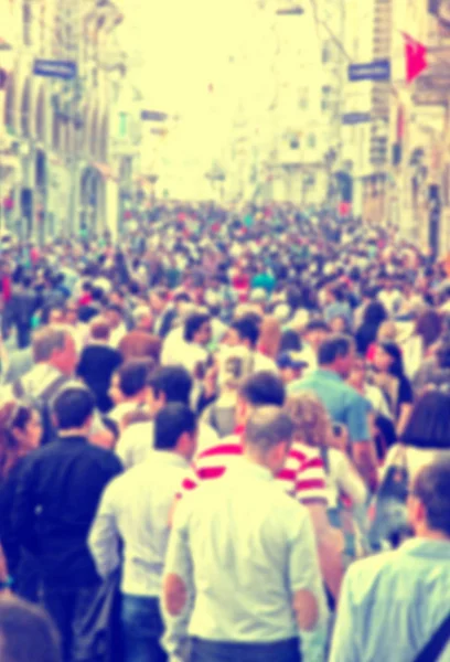 Achtergrond met wazig mensen lopen op de straat — Stockfoto
