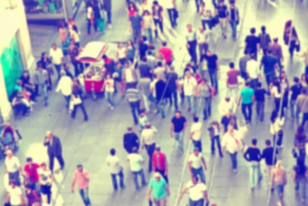 Fondo con gente borrosa caminando por la calle — Foto de Stock