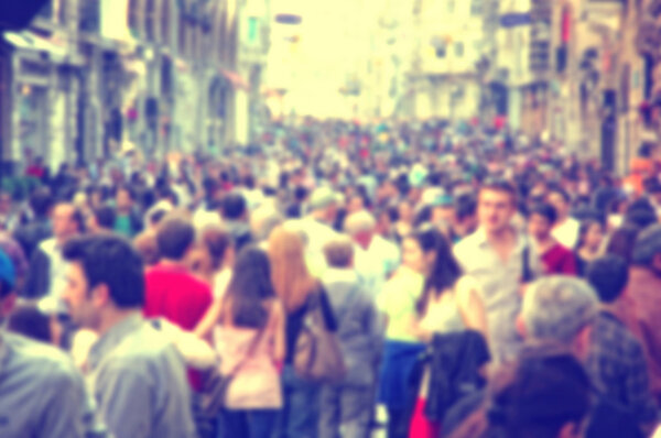 Фон с размытыми людьми, идущими по улице
