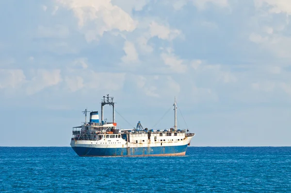 Navio no mar Mediterrâneo perto de Chipre — Fotografia de Stock