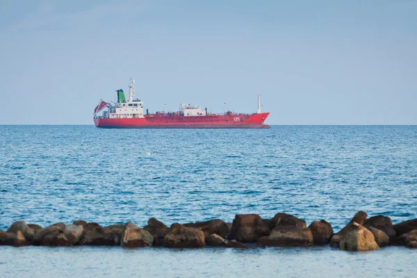 Navio no mar Mediterrâneo perto de Chipre — Fotografia de Stock