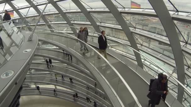 Personas caminando dentro de la cúpula del Reichstag en Berlín, Alemania — Vídeos de Stock