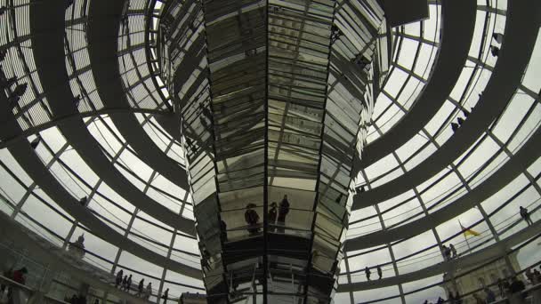 Människor som gick inuti kupolen Reichstag i Berlin, Tyskland — Stockvideo