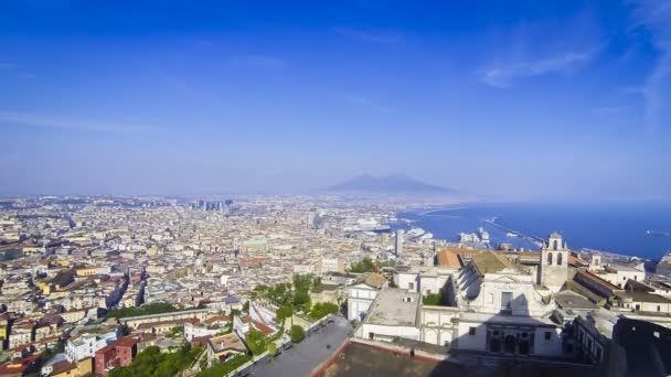 Vista panorámica del horizonte de la ciudad de Nápoles con el Monte Vesubio al fondo — Vídeo de stock