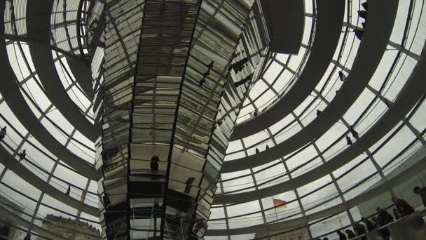 Personas caminando dentro de la cúpula del Reichstag en Berlín, Alemania — Vídeo de stock