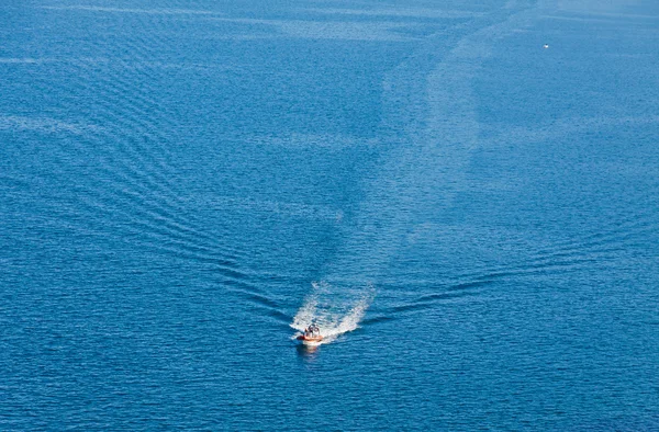 Pequeña lancha flotando en el agua — Foto de Stock