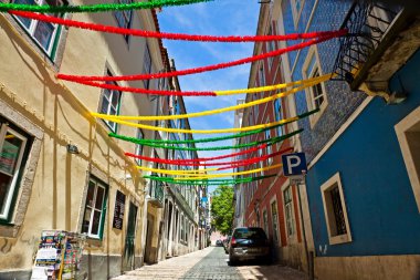 Tatil dekorasyon Lizbon Festivali sırasında Po ile Lizbon sokak