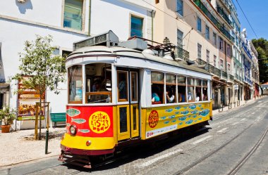 Geleneksel vintage Lizbon sarı tramvay sardalye ile dekore edilmiştir.