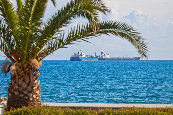 Βιομηχανική πλοίων στη Μεσόγειο θάλασσα κοντά σε Κύπρος — Φωτογραφία Αρχείου