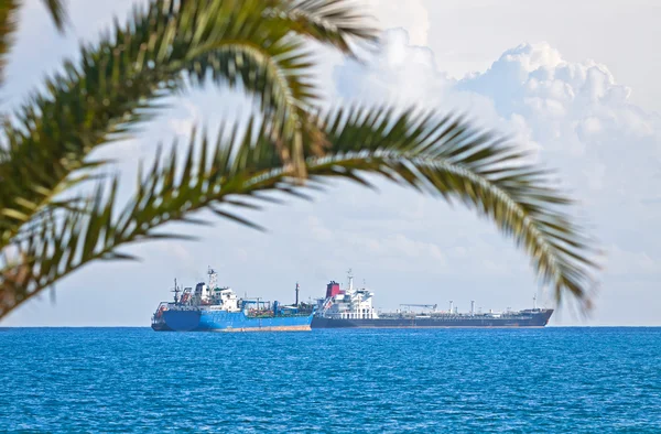 Barcos industriales en el mar Mediterráneo cerca de Chipre — Foto de Stock