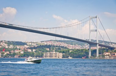 Istanbul, Türkiye'de Boğaziçi Boğazı üzerinde köprü