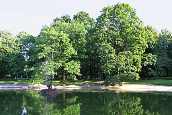 Saxon Garden - общественный парк в центре Варшавы, Польша — стоковое фото