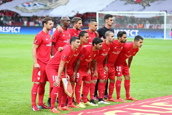 Jugadores del FC Sevilla posan para una foto de grupo — Foto de Stock