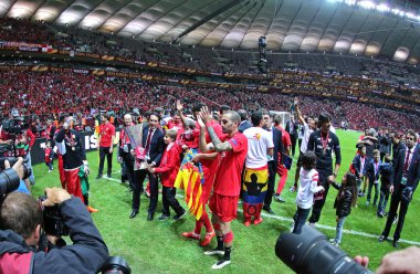 Uefa Avrupa Ligi Tr kazandıktan sonra FC Sevilla oyuncuları kutlamak