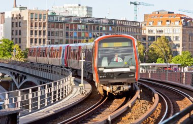Hamburg, Almanya U-Bahn istasyonu tren gelir