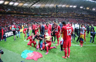 Uefa Avrupa Ligi Tr kazandıktan sonra FC Sevilla oyuncuları kutlamak
