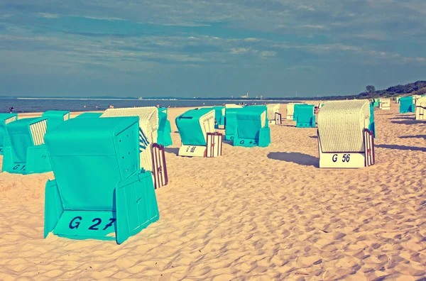 Chaises de plage à capuchon (strandkorb) au bord de la mer Baltique — Photo