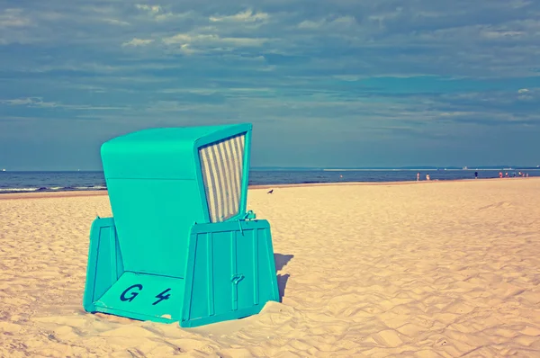 Chaises de plage à capuchon (strandkorb) au bord de la mer Baltique — Photo