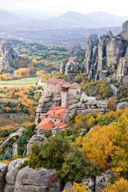 Roussanou Manastırı ve Meteora kayalar Yunanistan