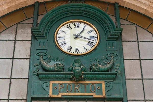 Huvudsakliga hall av Sao Bento järnvägsstation i staden Porto, Portugal — Stockfoto