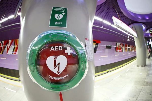 Desfibrilador externo automático na estação de metro em Varsóvia — Fotografia de Stock