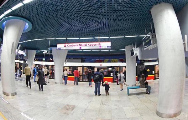 Bekleyen yolcular Centrum Nauki Kopernik metro istasyonunda tren — Stok fotoğraf