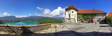 Göl üzerinde bled castle'nın panoramik manzarasını bled, Slovenya