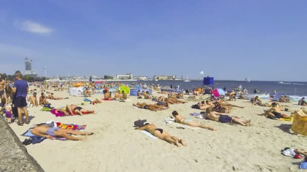 Playa municipal llena de gente en Gdynia, Mar Báltico, Polonia — Vídeos de Stock