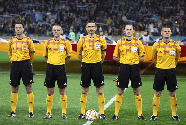 Scheidsrechter Milorad Mazic en zijn assistenten voordat voetbalwedstrijd — Stockfoto