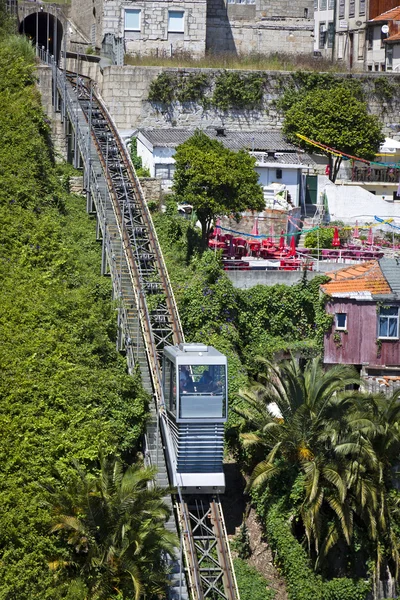 Funicular dos Guindais y pintorescas casas en el centro histórico — Foto de Stock