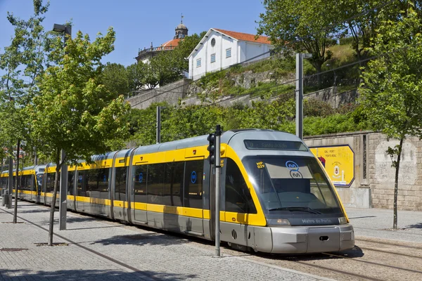 Lehké železniční vlak metra do Porto, Portugalsko — Stock fotografie