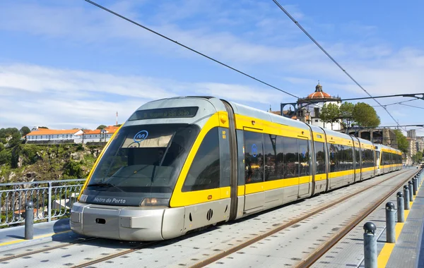 Treno leggero della metropolitana di Oporto, Portogallo — Foto Stock