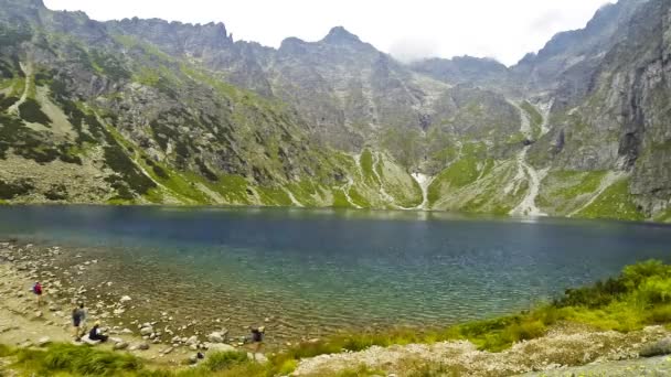 Malebný pohled na Černé jezero pod Mount Rysy (polsky: Czarny Staw pod Rysami) v Tatrách, Polsko