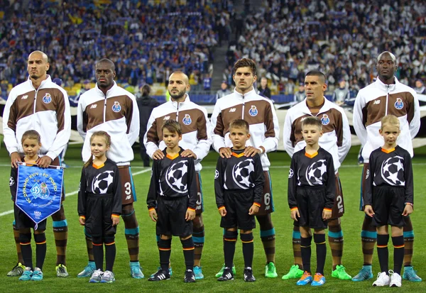 Jugadores del FC Porto escuchan himno de la UEFA Champions League — Foto de Stock