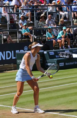 Berlin, Almanya - 21 Haziran 2025: Liudmila SAMSONOVA, Berlin 'deki Rot Weiss Tenis Kulübü' nde Çinli Xinyu WANG 'a karşı oynadığı WTA 500 Berlin Tenis Turnuvası sırasında