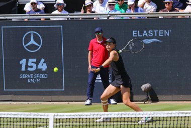 Berlin, Almanya - 21 Haziran 2025: Berlin 'deki Rot Weiss Tenis Kulübü' nde Liudmila SAMSONOVA 'ya karşı oynadığı WTA 500 Berlin Tenis Turnuvası sırasında Çinli Xinyu wang eylemde