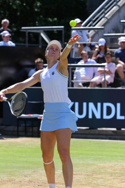 Berlin, Almanya - 21 Haziran 2025: Liudmila SAMSONOVA, Berlin 'deki Rot Weiss Tenis Kulübü' nde Çinli Xinyu WANG 'a karşı oynadığı WTA 500 Berlin Tenis Turnuvası sırasında