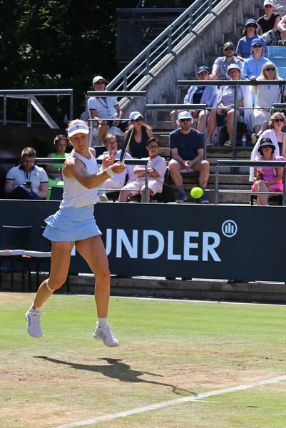 Berlin, Almanya - 21 Haziran 2025: Liudmila SAMSONOVA, Berlin 'deki Rot Weiss Tenis Kulübü' nde Çinli Xinyu WANG 'a karşı oynadığı WTA 500 Berlin Tenis Turnuvası sırasında