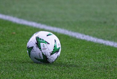 Wroclaw, Polonya - 28 Mayıs 2025: Resmi UEFA Avrupa Konferans Ligi Finali 2024-25 maç topu (Decathlon Kipsta) Konferans Ligi final maçı Real Betis - Chelsea