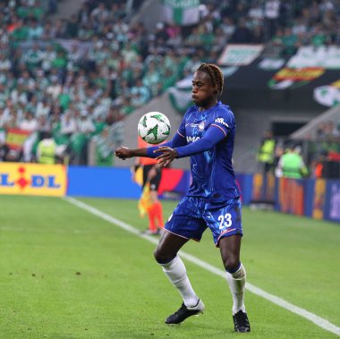 Wroclaw, Polonya - 28 Mayıs 2025: Chelsea 'li Trevoh Chalobah (# 23), Wroclaw, Polonya' da Real Betis 'e karşı oynanan UEFA Konferans Ligi final maçında topu kontrol ediyor.