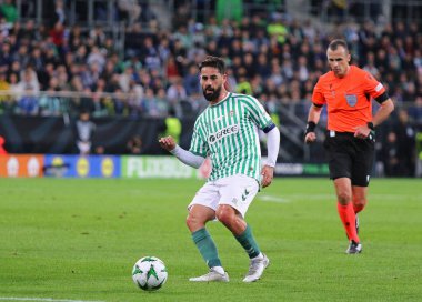 Wroclaw, Polonya - 28 Mayıs 2025: Real Betis 'li Isco (# 22), Wroclaw, Polonya' daki Stadion Wroclaw 'da oynanan UEFA Konferans Ligi final maçında topa vuruyor.
