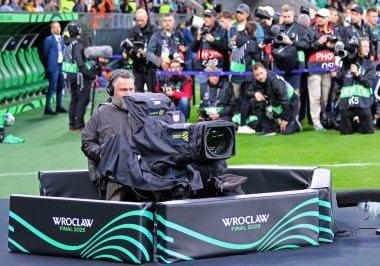 Wroclaw, Polonya - 28 Mayıs 2025: Stadion Wroclaw 'da oynanan UEFA Konferans Ligi Final Maçı' nda kamera operatörü koltukları ortada