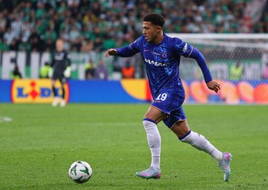 Wroclaw, Polonya - 28 Mayıs 2025: Chelsea 'li Jadon Sancho (# 19), Wroclaw, Polonya' da Real Betis 'e karşı oynanan UEFA Konferans Ligi final maçında topu kontrol ediyor.