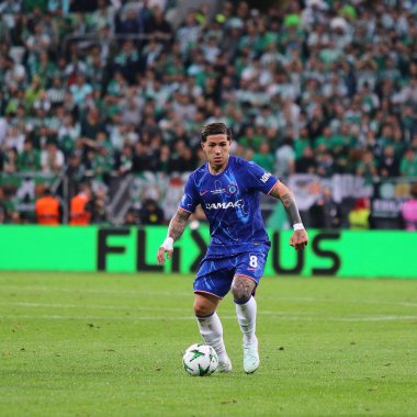 Wroclaw, Polonya - 28 Mayıs 2025: Chelsea 'den Enzo Fernandez (# 8), Wroclaw, Polonya' da Real Betis 'e karşı oynanan UEFA Konferans Ligi final maçında topu kontrol ediyor.
