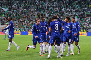 Wroclaw, Polonya - 28 Mayıs 2025: Chelsea oyuncuları, Enzo Fernandez (# 8) UEFA Konferans Ligi final maçında Polonya 'nın Wroclaw kentinde Real Betis' e karşı gol attıktan sonra kutlama yaptılar.