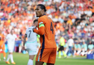 Berlin, Almanya - 25 Haziran 2024: Hollanda 'dan Virgil van Dijk, UEFA EURO 2024 grup safhasında Berlin Olimpiyat Stadyumu' nda Hollanda ile Avusturya arasında oynanan karşılaşma sırasında