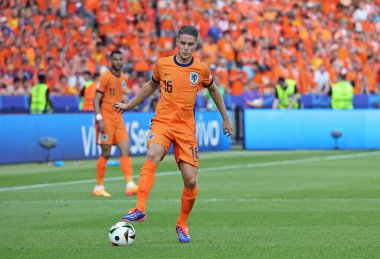 Berlin, Almanya - 25 Haziran 2024: Hollanda 'dan Joey Veerman, UEFA EURO 2024 grup evre maçında topu kontrol ediyor.